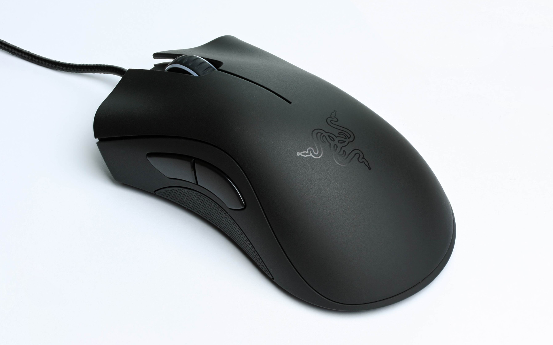 picture of razer deathadder chroma computer mouse