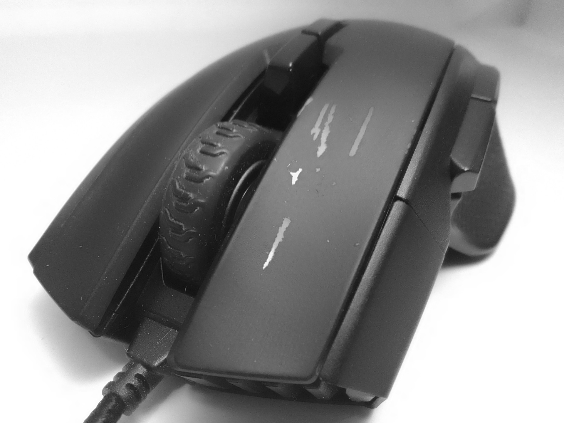 picture of Corsair ironclaw mouse with surface peeling