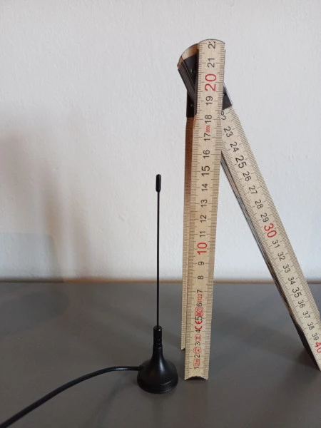 antenna next to ruler measuring 15cm